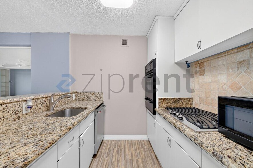 Building Photo - Unit 1717
