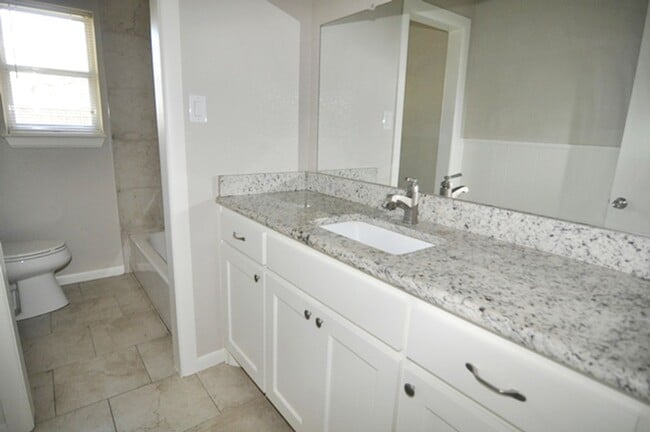 Building Photo - Beautiful spacious home in Hurst!