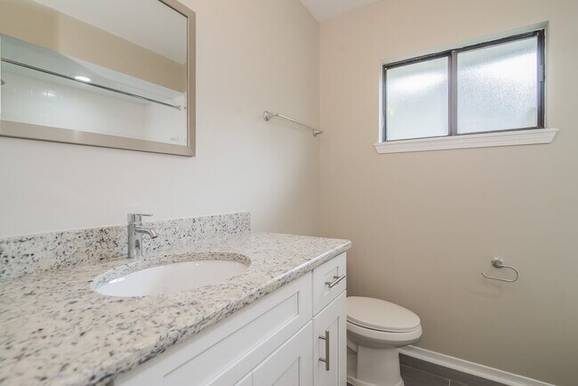 Building Photo - 426 Wheatfield Ct