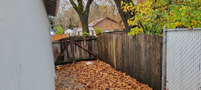 Building Photo - 228 SW Westholm Ave