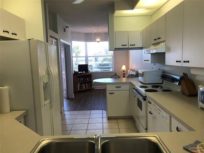 Building Photo - 8000 Sailboat Key Blvd S