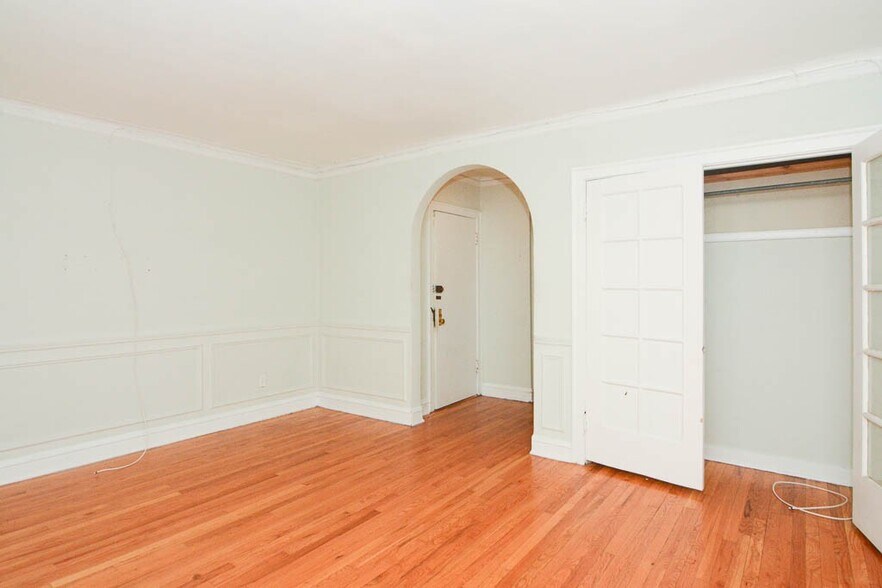 Building Photo - 547 W Surf St