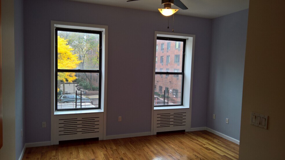 Living room - 159 E 121st St