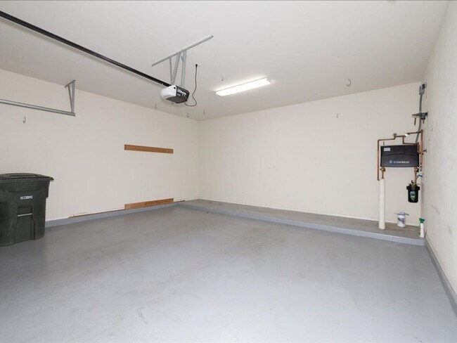 Building Photo - 4 Bedroom 3 Bathroom