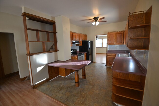 Building Photo - Remodeled 3-4 bedroom, open floor plan, Ne...