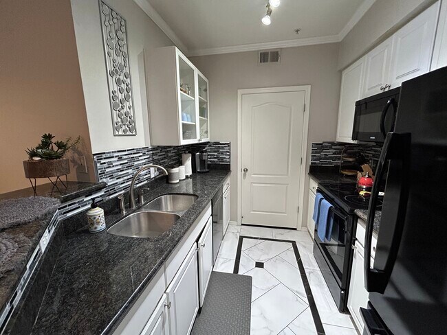 Building Photo - 1701 E Colter St