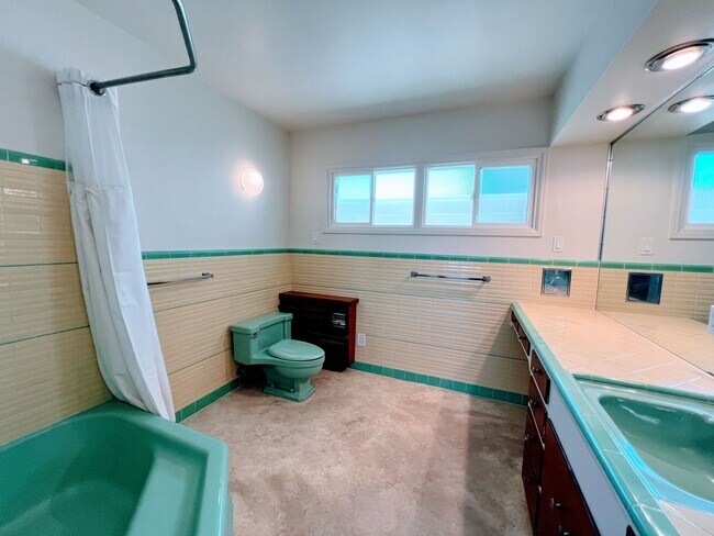 Building Photo - 3 Bed, 2 Bath, 2 Car Garage with Ocean Vie...