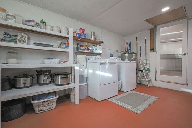 Building Photo - Full Furnished, Cozy Country Cottage Avail...
