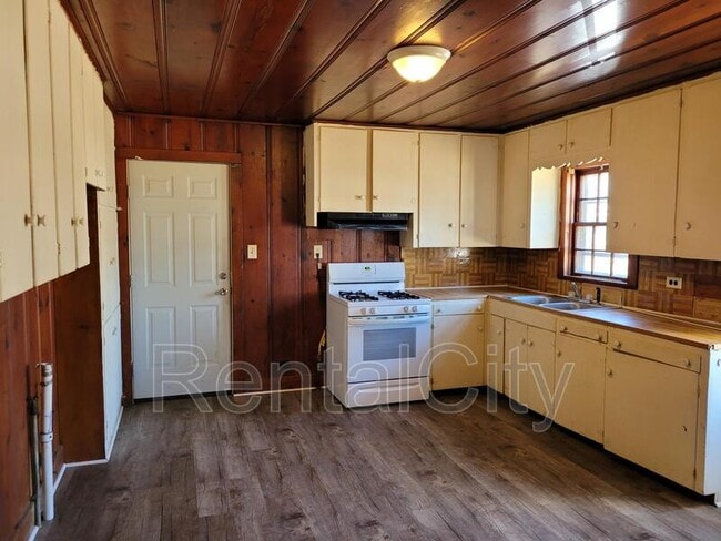 Building Photo - 142 Longfellow Ave