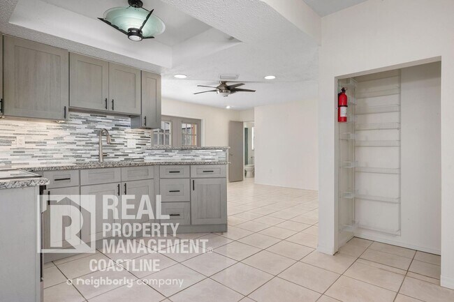 Building Photo - Welcome to Your Venice Oasis!