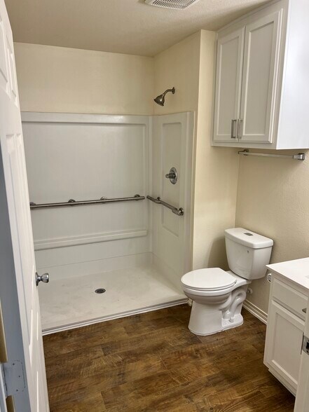 Building Photo - 5628 Humbert Ave