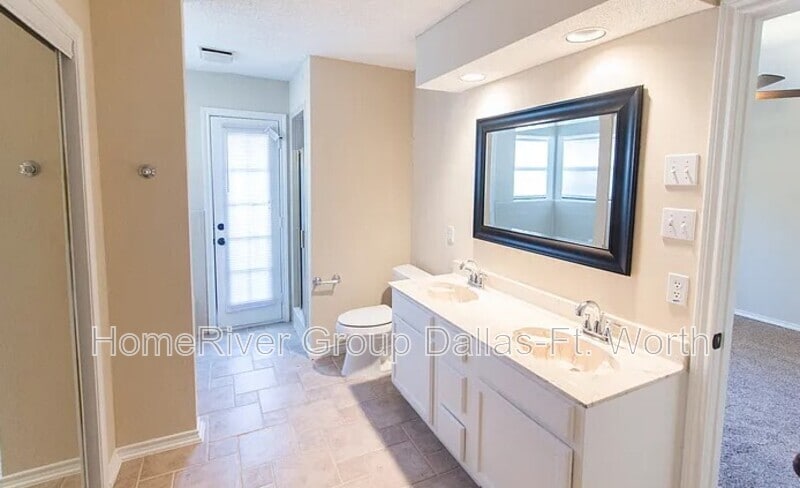 Building Photo - 2106 Turf Club Dr