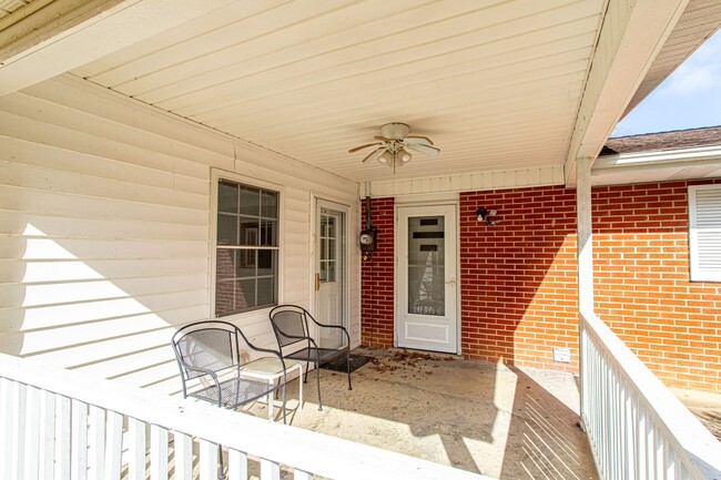 Building Photo - Convenient to Downtown Brevard