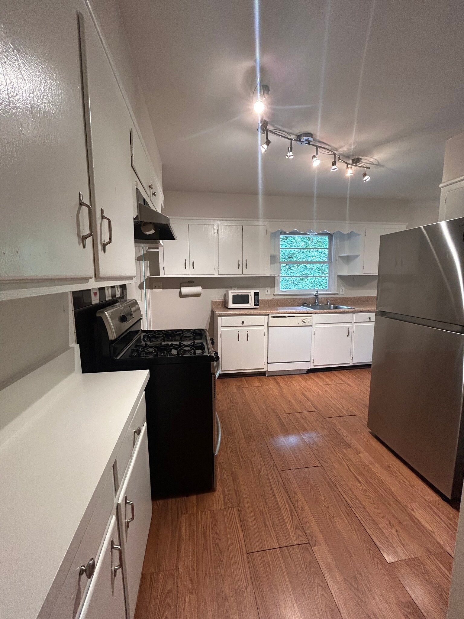 Additional Kitchen - 633 Clairmont Cir