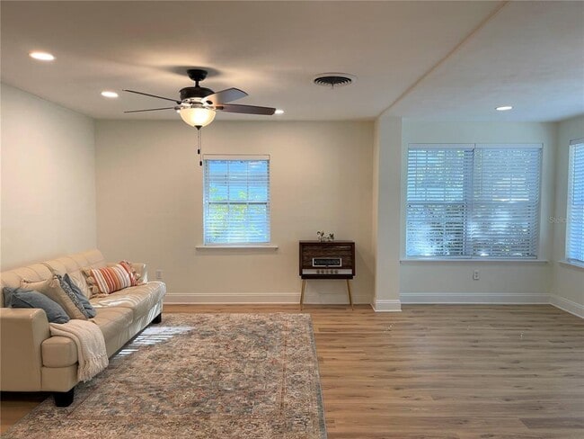 Building Photo - 309 W Palm Dr