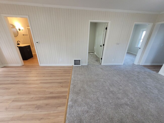 Building Photo - 2 Bedroom Rental Home with mudroom and spa...