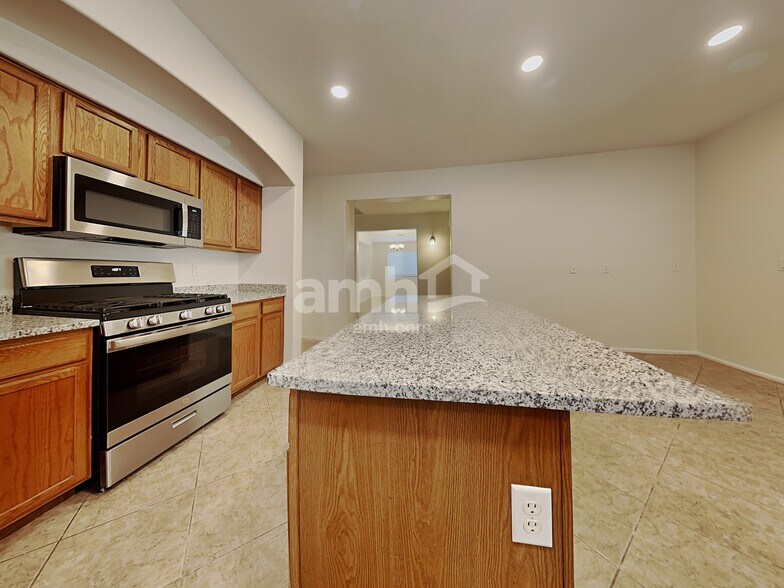 Building Photo - 3933 E Mica Rd