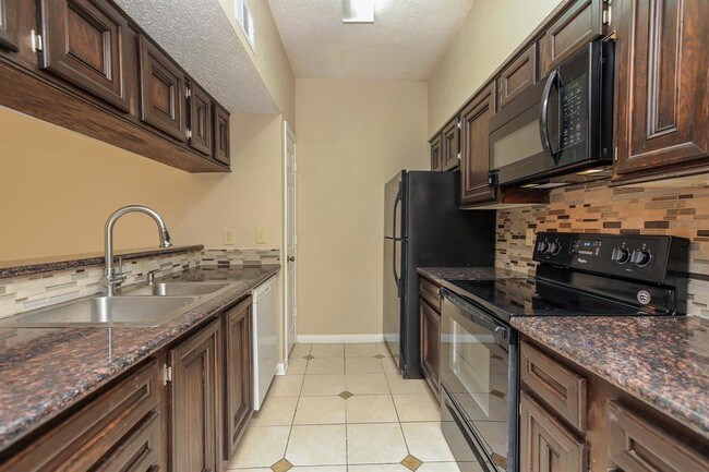 Building Photo - 17417 Red Oak Dr