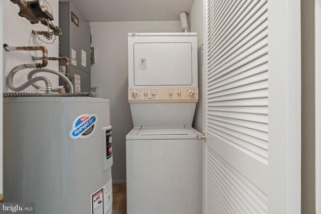 Building Photo - 330B Delancey Pl