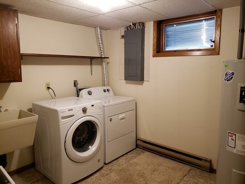 Laundry Room - 9' x 9' - 814 W Main St