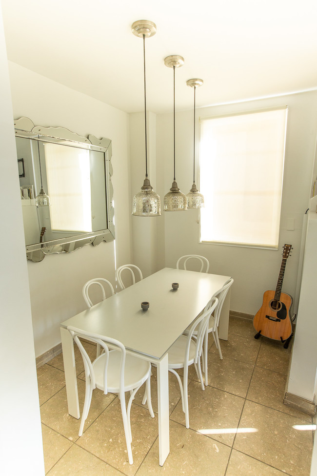 Dining Area - 8842 Hollywood Blvd