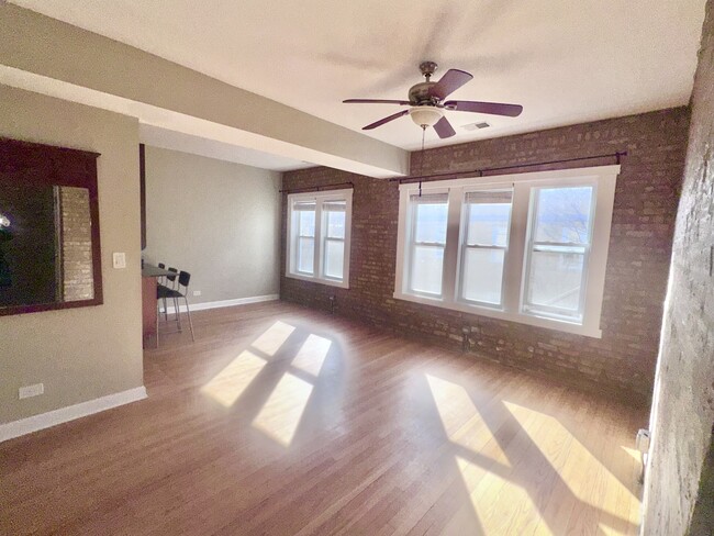 Building Photo - 1334 W Estes Ave