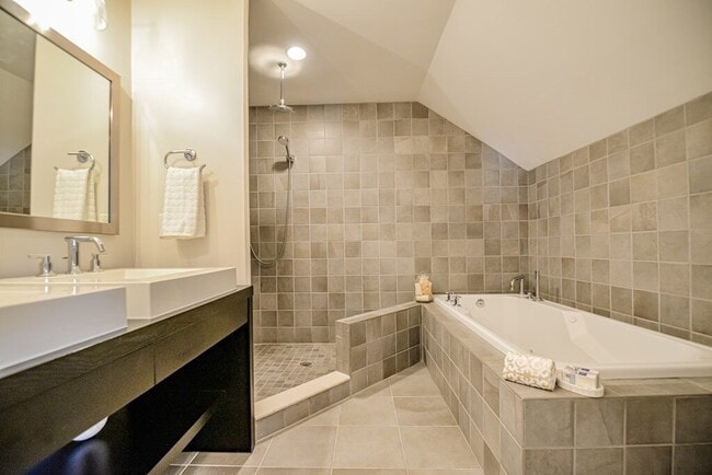 Building Photo - Spacious 3BR End-Unit Townhome with Finished Basement & Tandem Parking