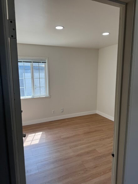 Building Photo - 520 Richmond Ave