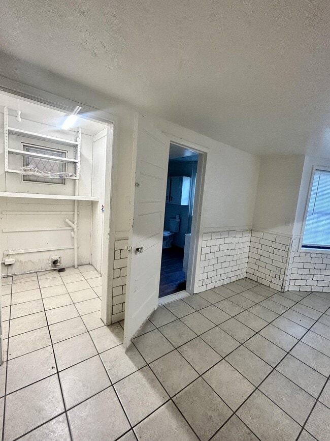 Building Photo - 1404 Callahan St