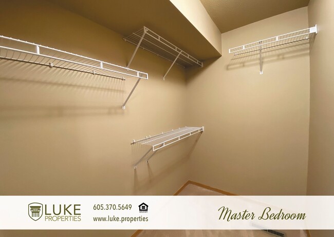 Building Photo - 2104 S Cambridge Ave