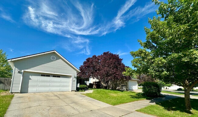 Building Photo - 3 bedroom ranch style home- Newly Renovated!!