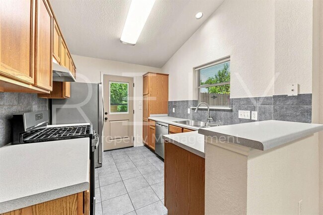 Building Photo - 103 Prairie Springs Loop