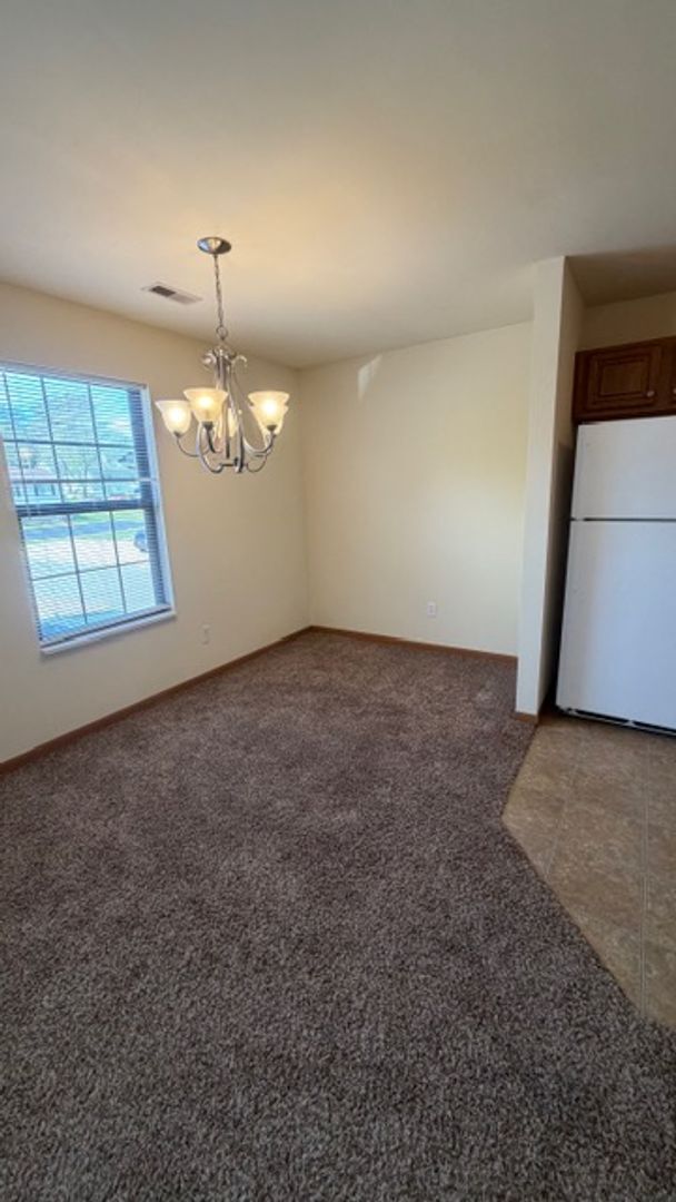 Building Photo - 21 Village W Ct