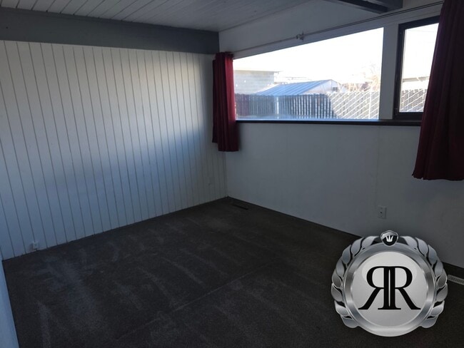 Building Photo - 2 Bedroom, 1 Bath duplex, Close to 40th & Summitview