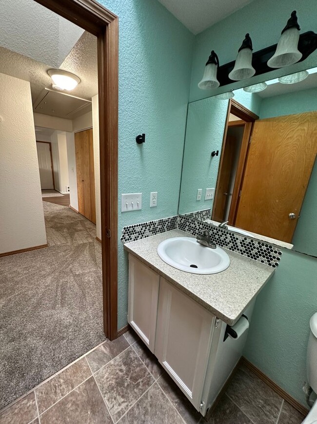 Building Photo - Beautiful Remodeled 3 Bed Room 1 and 3/4 B...