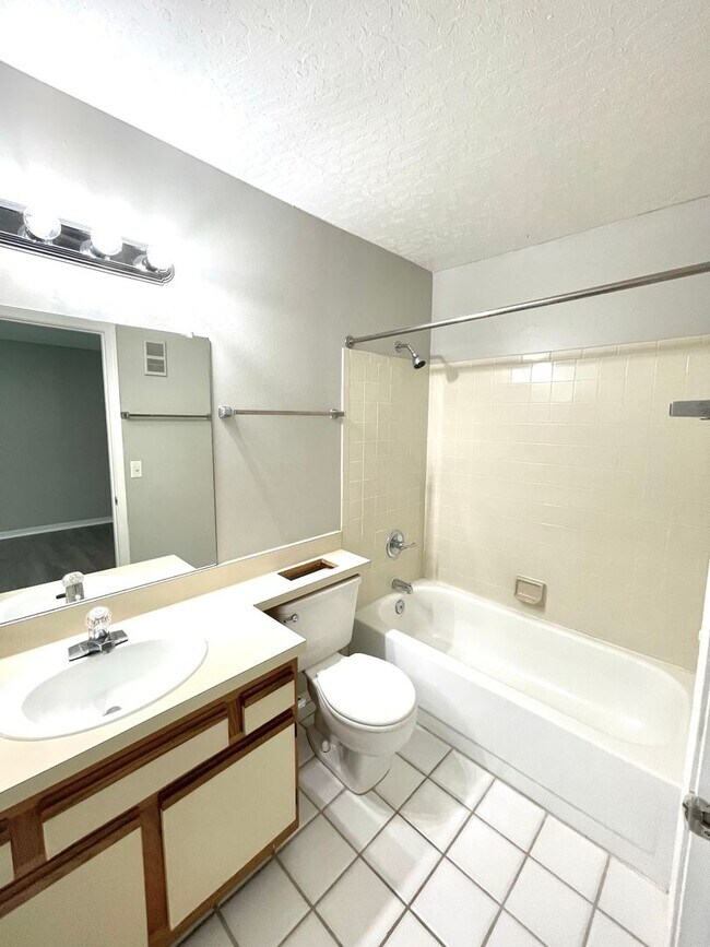 Building Photo - Beautiful Remodeled Condo for Rent