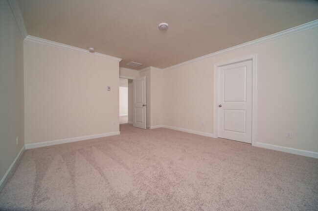 Building Photo - "Charming 3-Bedroom Retreat with 2.5 Baths in the Heart of Belmont!"