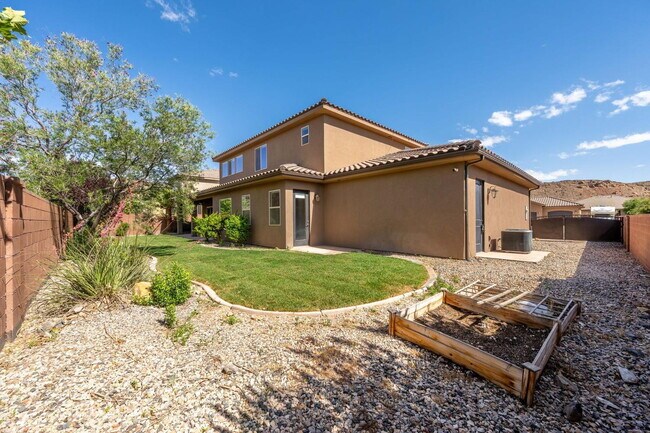 Building Photo - 6 Bed, 4 Bath with RV Parking and No HOA in Sycamore — Available Now!