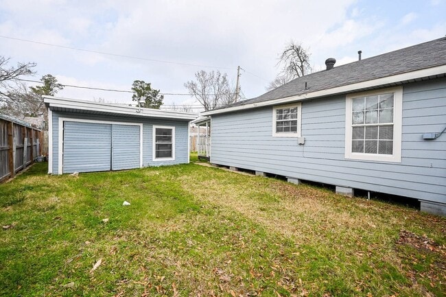 Building Photo - 314 W Hart Ave