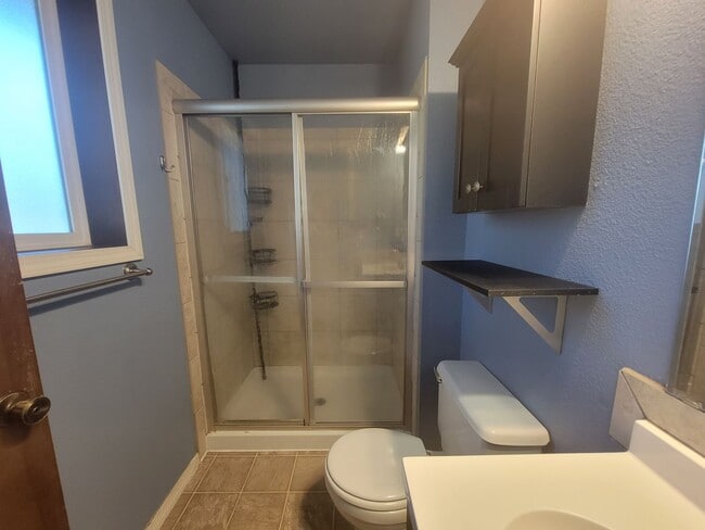 Building Photo - Stylish Split-Level in Central Kennewick w...