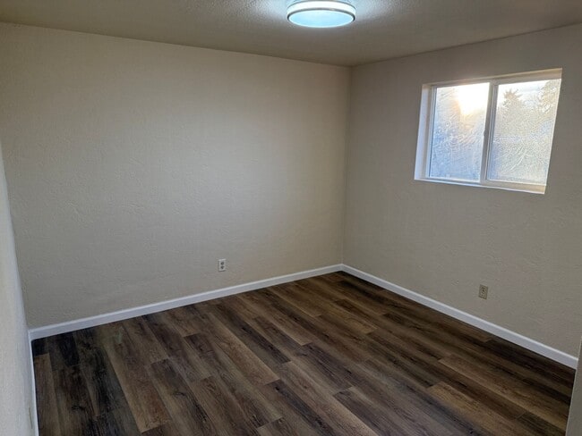 Building Photo - Updated 3 bedroom 1 bathroom house!