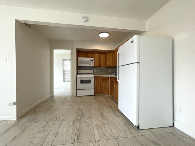 Building Photo - AVAILABLE NOW!  Lovely 1 Bed 1 Bath Apartm...