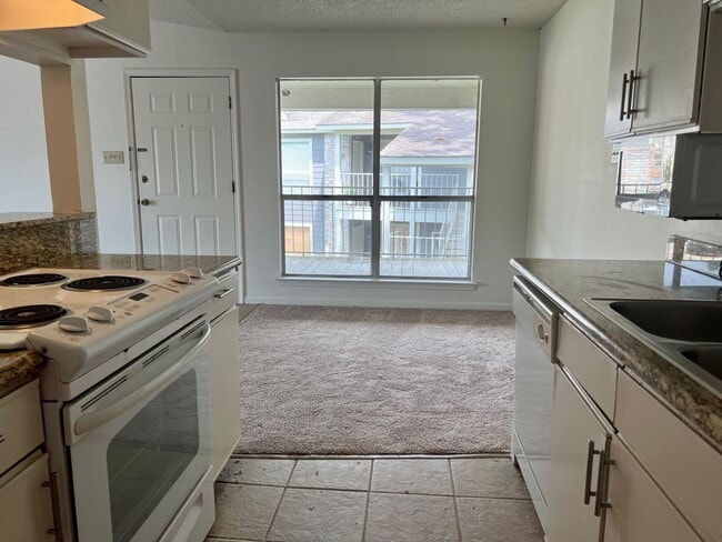 Building Photo - Spacious 2 BR with great location near LSU and downtown Baton Rouge