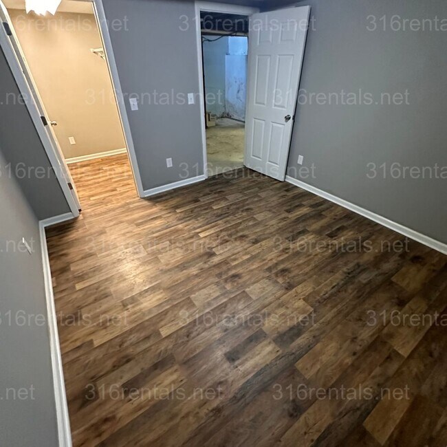 Building Photo - $1200 – 3 Bed + Bonus Room, 1 Bath | Singl...