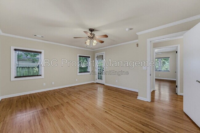 Building Photo - 911 Eicher Ave