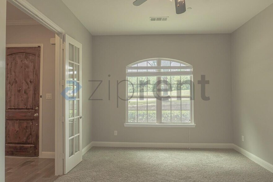 Building Photo - Unit