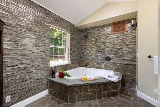 Building Photo - 338 Clove Rd