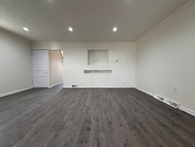 Building Photo - Updated 4BR / 2 Bath Home with off-street parking!