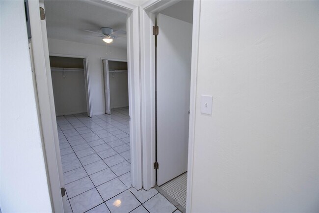 Building Photo - 2537 Lincoln St