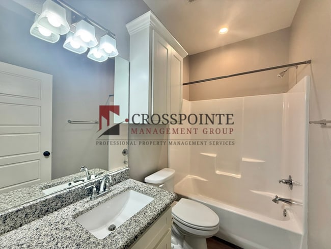 Building Photo - Tour Today! 2 bedroom 2 bathroom duplex in Tyler!